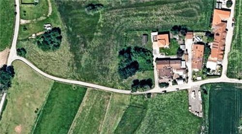 Im westlichen, etwa 160 Meter langen Abschnitt der Straße sollen nach Ende der Wohnbebauung die Trassen für die Versorgungsleitungen durch eine Spülbohrung geschaffen werden. Foto  Bayernatlas