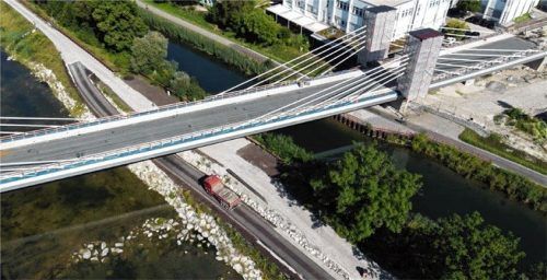 Imposanter Blick: Der Mangfall-Mitteldamm unterhalb der im Bau befindlichen Aicherparkbrücke wird am heutigen Montag freigegeben. Foto Staatliches Bauamt Rosenheim