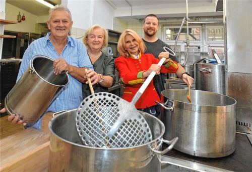 In der Küche ist alles startklar für den Wiesn-Auftakt: Marisa Steegmüller, Geschäftsführende Gesellschafterin der Flötzinger Brauerei (Dritte von links), mit dem Festwirts-Ehepaar Manfred und Elisabeth Kirner sowie Sohn Sebastian (von links). Er soll die Nachfolge der Eltern als Festwirt antreten. Die Veröffentlichung des Bildes ist nach dem Tod von Seniorchefin Martha Steegmüller von der Flötzinger Brauerei mit der Familie abgesprochen und nach Angaben von Tochter Marisa Steegmüller auch im Sinne ihrer verstorbenen Mutter.Foto  Schlecker