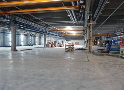 In der neuen Montagehalle gibt es noch einiges zu tun, in Teilbereichen werden bereits erste Maschinen installiert. Foto  Lohmann