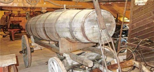 In diesem hölzernen, historischen Güllewagen stecken unzählige Arbeitsstunden.