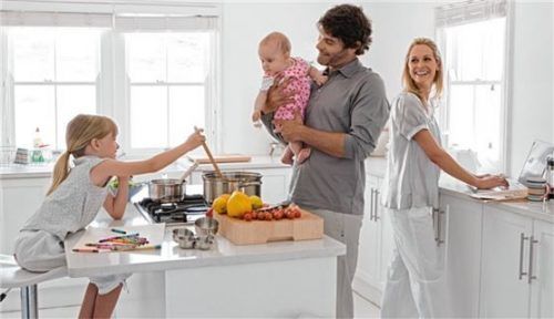 In einer Familie mit zwei kleinen Kindern ist immer etwas los. Ob das eher in Spaß oder in Stress ausartet, bestimmen auch die äußeren Umstände. Foto djd/Sanofi/Digital Vision