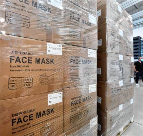 In einer Lagerhalle stehen Paletten mit Schutzmasken. Zu fragwürdigen Maskendeals von Abgeordneten hatte ein 55-Jähriger einen Post auf Facebook abgesetzt, der ihn jetzt in Rosenheim vor Gericht brachte. Foto dpa