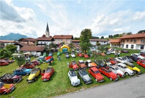 In Reih‘ und Glied: Auf der Wiese hinter dem Entenwirt parken die Autos.