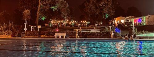 In romantisches Licht getaucht war das Schwimmbad Bruckmühl am Abend. Bei einer Wassertemperatur von 28 Grad war das Baden zu dieser Zeit noch immer ein Genuss.