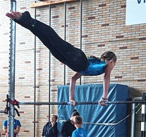 Johanna Buttinger zeigte ihr Können am Reck. Foto TSV Bernau