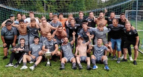 Jubel mit Pokal: Der A-Klassist TV Kraiburg sicherte sich den Sieg im Steiner-Pokal.Foto privat