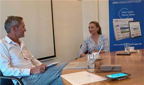 Judith Gerlach im Gespräch mit OVB-Redakteur Michael Weiser. Foto stmd