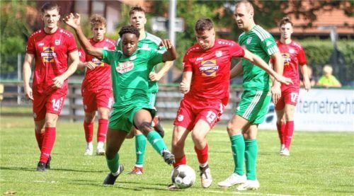 Kampf um den Ball zwischen Holzkirchens Charles Chauque und dem Traunsteiner Denis Hrvoic.Foto Wolfgang Fehrmann