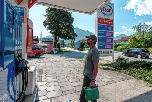 Kein Benzin-Hamsterkauf, sondern Sprit für den Rasenmäher: Dieser Kunde einer Tankstelle in Brannenburg ist schon lange auf alternative Antriebe umgestiegen. Foto Thomae