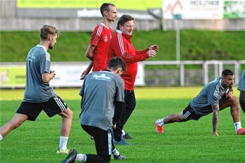 Klaus Seidel bei seinem ersten Training am Montagabend im Jahnstadion. Links hinten Co-Trainer Michael Wallner, rechts Sascha Marinkovic.Fotos Hans-Jürgen Ziegler