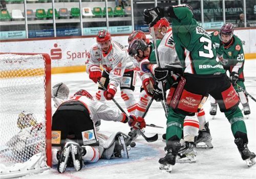 Kurz nach dieser Szene gab es Penalty für Rosenheim, weil sich ein Halle-Verteidiger den Puck mit der Hand vor dem einschussbereiten Oleksuk schnappte. Foto  Hans-Jürgen Ziegler