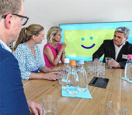 Längst Realität geworden ist der digitale Fortschritt für den Mittelstand. Stefan Willkommer (von links) von der Kolbermoorer Firma TechDivision im Gespräch mit Digitalministerin Judith Gerlach, der Bundestagsabgeordneten Daniela Ludwig und Hochschulpräsident Heinrich Köster. Fotos  Thomae