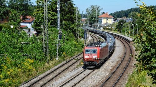 Lärmschutzwände entlang der Gleise oder doch eher Lärmschutzfenster bei den Anliegern? Diese Frage beantworten die Bad Endorfer Gemeinderäte erst nach der Sommerpause. Foto Ammelburger