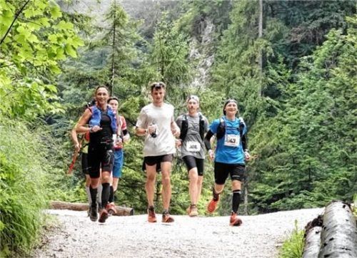Läufergruppe am Fuße des Hochfelln bei Bergen. Foto re