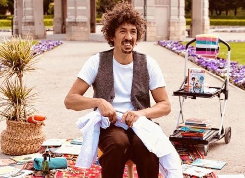 Lesebegeisterte erhalten bei Danny Beuerbach ganz nebenbei einen neuen Haarschnitt. Foto Stettner