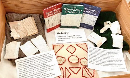 Lisl Fanderl hat unzähligen Menschen das Stricken beigebracht. Das Frasdorfer Dorfmuseum erweitert zum 100. Geburtstag seine Ausstellung. Foto Hötzelsperger