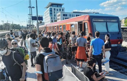 Massive Anziehungskraft: Dank des 9-Euro-Tickets bestiegen in Rosenheim mehr Menschen den Zug als sonst. Foto Weiser