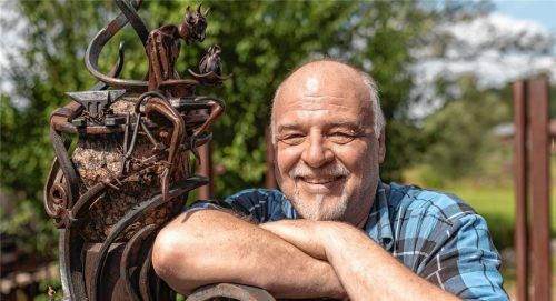 Michael Ertlmeier ist ein glücklicher Schmied. Er weiß viele Geschichten über seinen Beruf zu erzählen. Etwa die Legende, dass ein Schmied einen kleinen Teufel einfing, der das Schmiedefeuer am Brennen halten sollte. Damit der Teufel nicht das Weite suchen konnte, wurde er vom Schmied kurzerhand am Amboss festgekettet – wie man an der Skulptur sieht. Fotos  Thomae