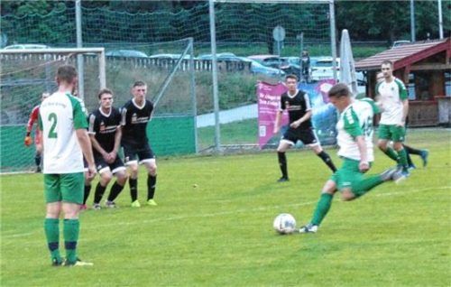 Michael Hartl (Nr. 16) war mit zwei Treffern der Mann des Tages in der Partie gegen Inzell. Hier setzte er zu einem seiner gefährlichen Freistöße an. Foto Wegscheider