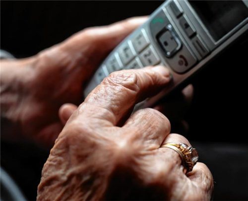 Mit Horrornachrichten, die sie Senioren am Telefon unterbreitet hatten, haben die Angeklagten ihren Opfern viel Geld aus den Taschen gezogen. Foto dpa