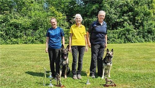 Mit ihren Hunden am Start: (von links) Stephanie Reißaus, Helen Maul und Helga Wendlinger.Foto re