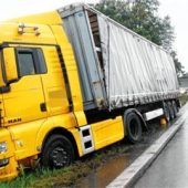 Sattelzug landetim Bankett der A8