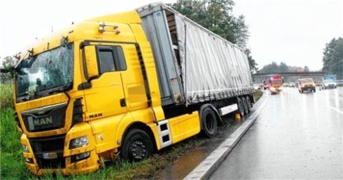 Mit Paketen beladen war der Sattelzug, der bei Bernau von der A8 abkam. Foto Reisner