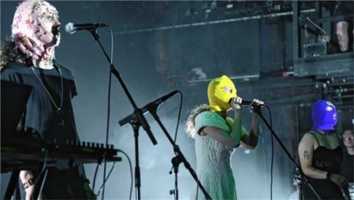 Mit Sturmhaube, Gesang, Performances und Videosequenzen verleihen die Pussy Riots beim Konzertauftritt im Bergener Festsaal ihrer Kritik am Putin-Regime und dem Krieg gegen die Ukraine lautstark Ausdruck. Foto re