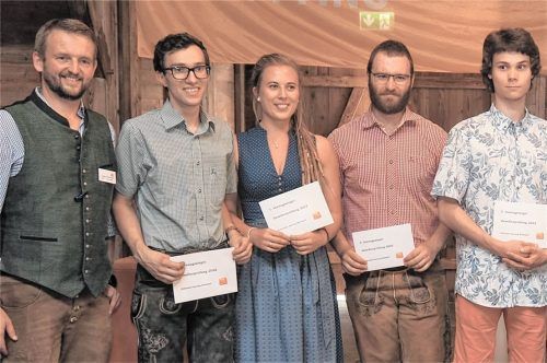 Mühldorfs Innungsobermeister Stefan Mooshuber (links) gratulierte der Innungsbesten Ines Seisenberger sowie den Platzierten (von links) Erwin Musielik, Maximilian Brenner und Adrian Leander Erbenich. Foto Bartschieß