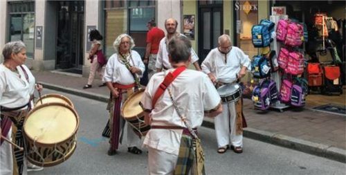 Musik und offene Geschäfte harmonierten gut. Hier die Trommlergruppe Encontro.Foto Göttlinger