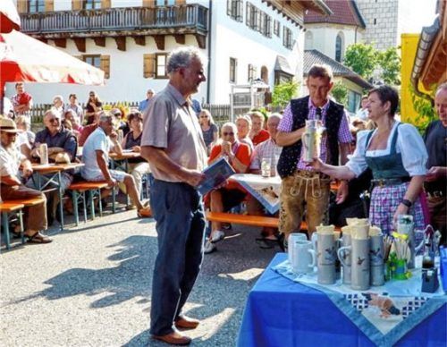Nach dem Treffen geht‘s beim Dorffest zünftig weiter.Foto hö