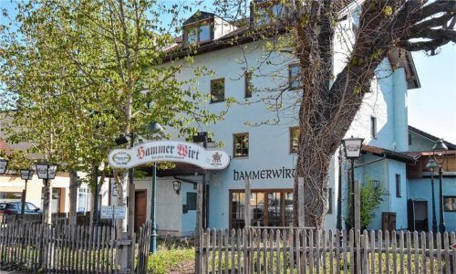 Nachdem die Stadt vor einigen Monaten bereits den ehemaligen Kastenauer Hof angemietet hat, folgt jetzt auch der „Hammerwirt“. Die Kostenerstattung erfolgt durch den Freistaat. Foto Schlecker