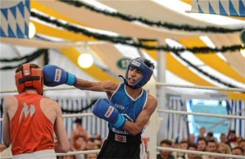 Nawid Haidari (blau) gewann gegen Saihan Sultaev nach Punkten.Foto Franz Ruprecht