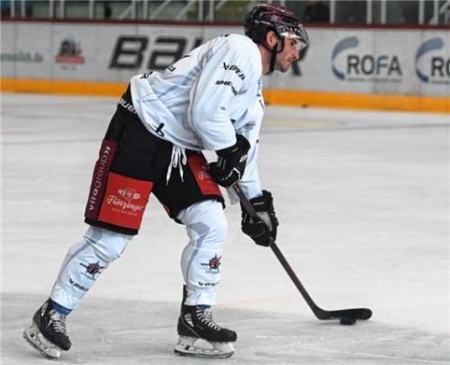 Neuzugang Travis Oleksuk spielt mit Manuel Strodel, und Marc Schmidpeter in einer Sturmreihe.