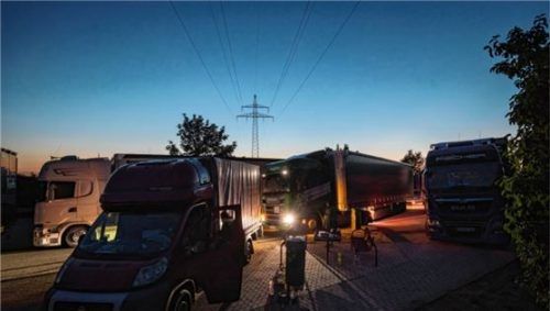 Nicht gerade romantisch: Aufgrund des Nachtfahrverbots müssen viele Lkw-Fahrer an der Straße übernachten. Foto dpa