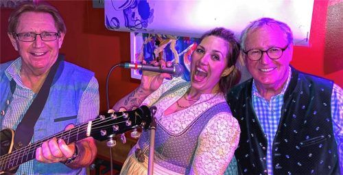 Nik Kannengießer (von rechts) ist nicht nur in der „Partygang“ musikalisch, sondern als Vorsitzender der Nachbarschaftshilfe auch ehrenamtlich tätig. Mit seiner Tochter Sarah und seinem Bruder Dieter lädt er nun zur Benefiz-Party für ältere Kolbermoorer ein.Foto  Re