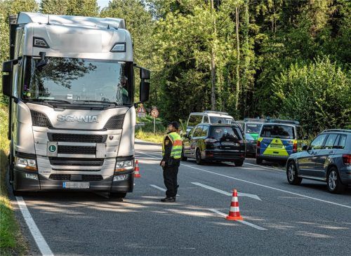 Notwehr auf Bayerisch: Polizei überprüft bei Brannenburg das Transitverbot für Lastwagen. Die Staatsregierung setzt nach eigenen Worten aber langfristig weiterhin auf eine Lösung durch Gespräche. Foto Thomae