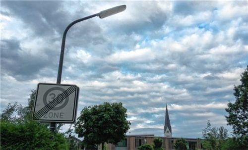 Nur notwendig, wenn es dunkel ist: Auch die Laufzeit der Großkarolinenfelder Straßenbeleuchtung soll überprüft werden, um Energie zu sparen.Foto  heinz