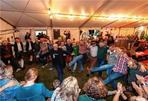 Ob jünger oder älter: So gut wie alle Festgäste befanden sich auf der Tanzfläche.