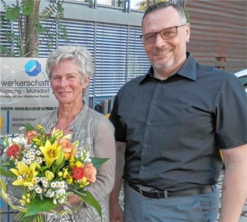 Obermeister Oskar Hofstetter dankte Elisabeth Bernhart für das jahrzehntelange Engagement als Abteilungsleiterin in der Bäckerabteilung der Berufsschule. Dafür gab es einen schönen BlumenstraußFoto Alfons Maier