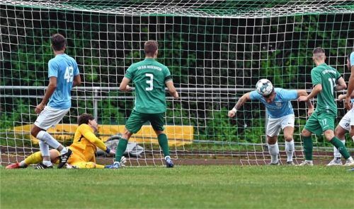 Pech für den SB Rosenheim: Den Schuss von Omer Jahic (nicht auf dem Bild) wehrte ein Gäste-Spieler auf der Torlinie mit dem Kopf ab. Foto Hans-Jürgen Ziegler