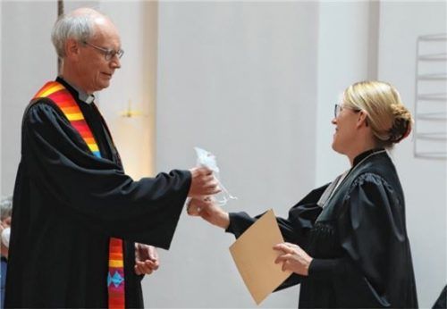 Präsente zum Abschied: Dekanin Dagmar Häfner-Becker überreicht Michael Markus im Rahmen des Gottesdienstes ein Geschenk und die Urkunde. Fotos Vierthaler