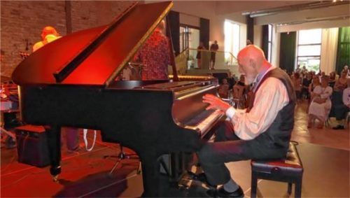 Professor Markus Lüpertz am Klavier. Fotos Riediger