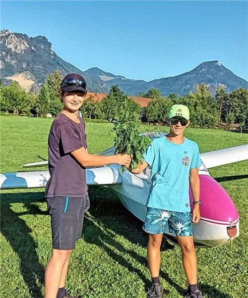 Prüfung bestanden: Für künftiges Feingefühl in den Händen bekamen Felix Gruber (links) und Johannes Hümmerich den traditionellen Brennnesselstrauß überreicht.