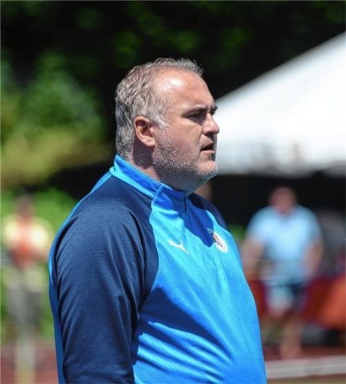 Raublings Coach Christoph Ewertz will mit seiner Mannschaft im heutigen Heimspiel gegen Peterskirchen die 1:7-Niederlage in Dorfen korrigieren. Foto Ruprecht