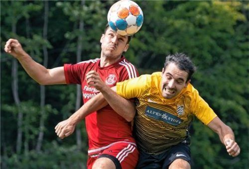 Reichenhalls Fabio Lehmann (rechts) bedrängt in dieser Situation Großholzhausens Verteidiger Alois Dostthaler beim Abwehrkopfball.Foto Hans-Joachim Bittner