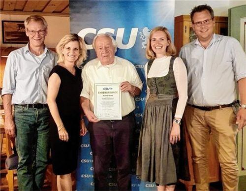 Roland Strobl (Mitte) wurde für 60 Jahre in der CSU geehrt von (von links) Bürgermeister Matthias Jokisch, der Stellvertretenden CSU-Kreisvorsitzenden und Bundestagsmitglied Daniela Ludwig, der CSU-Ortsvorsitzenden Katharina Hüls und ihrem Vorgänger Franz Estner. Foto Stuffer-Chunphetch