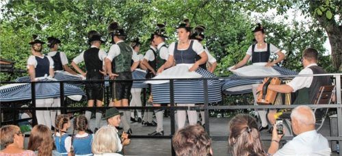 Sauber und flott präsentierten die Aktiven den „Sulzbergler“ Plattler. Fotos Strim