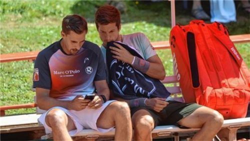 Schauen Mannschaftsführer Lukas Jastraunig (links) und Aljaz Bedene auf die anderen Ergebnisse? Das war am letzten Spieltag für 1860 nicht mehr nötig.Foto Franz Ruprecht